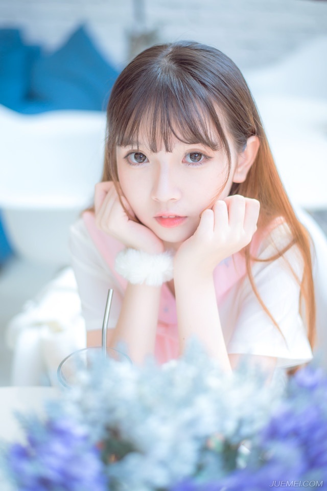 “噗噗~”一枚枚短箭从不同的方向射出来，这些虎卫毕竟是曹操身边的精锐，在虎卫统领示警的那一刻，就做出了反应，依旧有人中箭倒地。